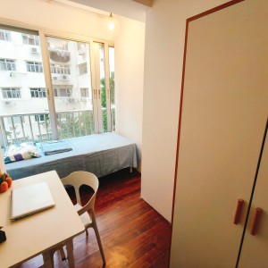 西营盘第一大厦五房单间A房-限男生，港大巴士10分钟即达，门口就有小巴