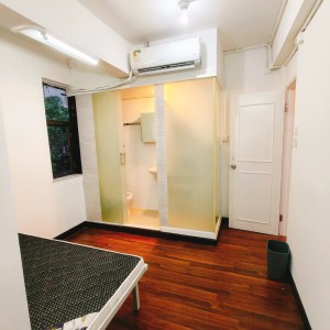 西营盘第一大厦五独卫单间C房-限男生，港大巴士10分钟即达，门口就有小巴