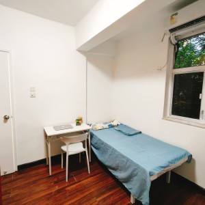 西营盘第一大厦五房单间D房-限男生，港大巴士10分钟即达，门口就有小巴