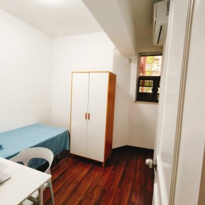西营盘第一大厦五房单间E房-限男生，港大巴士10分钟即达，门口就有小巴