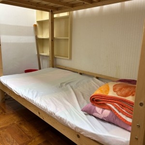 深水埗长沙大厦六房单间C房-限男生，城大通勤19分钟，浸会通勤23分钟，价格超美丽近地铁