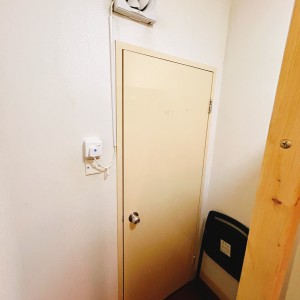 深水埗长沙大厦六房单间D房-限男生，城大通勤19分钟，浸会通勤23分钟，价格超美丽近地铁