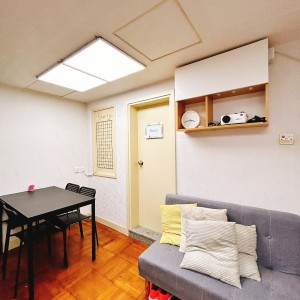 深水埗长沙大厦六房单间F房-限男生，城大通勤19分钟，浸会通勤23分钟，价格超美丽近地铁