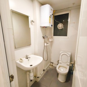 深水埗长乐大厦C室独卫单间A房-限男生，城大通勤20分钟，浸会23分即达，深水埗地铁步行1分