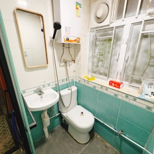 深水埗长乐大厦I室单间C房-限男生，城大通勤20分钟，浸会23分即达，深水埗地铁步行1分