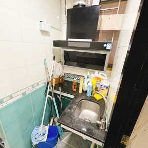 深水埗长乐大厦I室单间C房-限男生，城大通勤20分钟，浸会23分即达，深水埗地铁步行1分