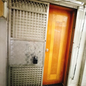 深水埗长乐大厦I室单间C房-限男生，城大通勤20分钟，浸会23分即达，深水埗地铁步行1分
