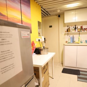 铜锣湾京士顿大厦B2室K54双人间（上床下桌），港大通勤18分钟，铜锣湾站步行2分
