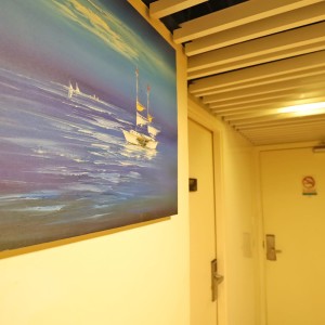 铜锣湾京士顿大厦B2室K54双人间（上床下桌），港大通勤18分钟，铜锣湾站步行2分