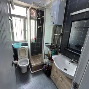 油麻地宝翠大厦01室G房-限男生，油麻地地铁上盖，近医院市场，四大校全部15分钟内通勤