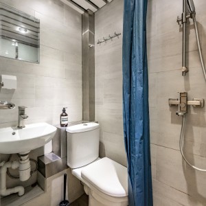 佐敦西贡街学生公寓双人间-L型床铺布局，理工步行15分巴士10分内可达，佐敦站步行2分，独立卫浴干湿分离
