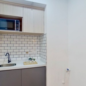 上环永乐街MIJ StudioA房，上环站步行2分，港大通勤8分，旺中带静精致单间