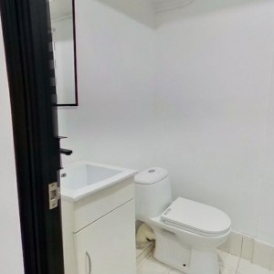 上环永乐街MIJ StudioD房，上环站步行2分，港大通勤8分，旺中带静精致单间