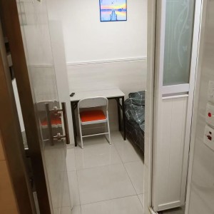 上环德辅道中单人房104室，上环站步行1分，港岛线直达港大仅需5分，周边生活设施丰富
