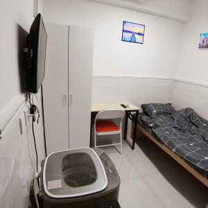 上环德辅道中单人房104室，上环站步行1分，港岛线直达港大仅需5分，周边生活设施丰富