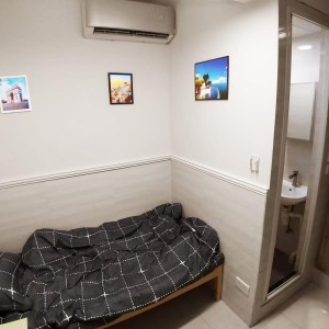 上环德辅道中单人房104室，上环站步行1分，港岛线直达港大仅需5分，周边生活设施丰富