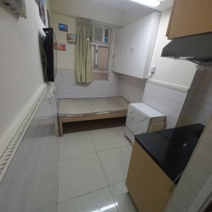 上环德辅道中studio106室，上环站步行1分，港岛线直达港大仅需5分，周边生活设施丰富
