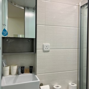 铜锣湾广安大厦9楼E房studio-港大通勤18分，路对面就是铜锣湾站，周围商圈密布