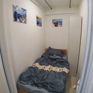 上环德辅道中203室，两室一厅整租，上环站步行1分，港岛线直达港大仅需5分，周边生活设施丰富
