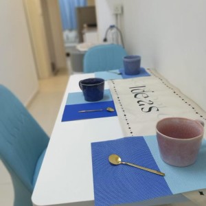 上环德辅道中203室，两室一厅整租，上环站步行1分，港岛线直达港大仅需5分，周边生活设施丰富
