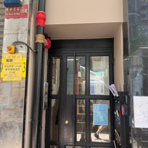 德辅道西东煌公寓玻璃大窗单人间，港大一站通勤12分即达，地铁站步行3分，电梯洋房拎包入住