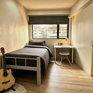 德辅道西东煌公寓玻璃大窗单人间，港大一站通勤12分即达，地铁站步行3分，电梯洋房拎包入住