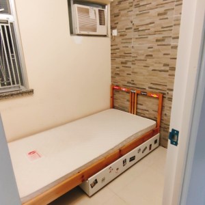 马鞍山中心1座9楼E室E房，仅限男生，马鞍山地铁站步行1分，中文大学全程20分，电梯洋房居住舒适