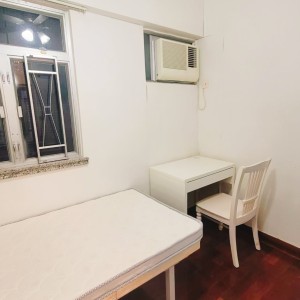 马鞍山中心1座24楼E室E房，仅限女生，马鞍山地铁站步行1分，中文大学全程20分，电梯洋房居住舒适