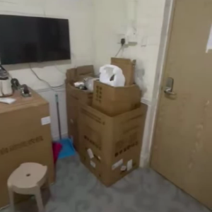 旺角弥敦道振宜大厦4楼A2室独卫套房，配超大阳台厨房和卫生间，步行1分到旺角站，四校通勤15分钟内