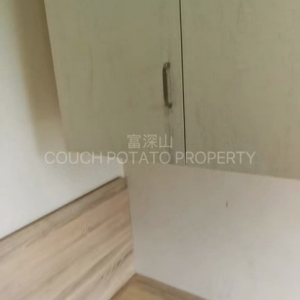 新界粉岭名都2座21G室3号房女生单间，高级住宅下楼即是粉岭站，17分钟即可搭乘中大校巴，15分钟即达深圳