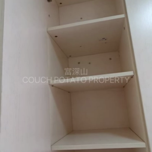 新界粉岭名都2座21G室3号房女生单间，高级住宅下楼即是粉岭站，17分钟即可搭乘中大校巴，15分钟即达深圳