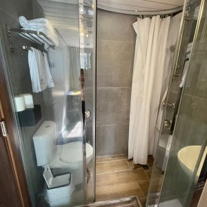 深水埗南昌街太子公馆弧形街景窗单人4号房，酒店式格局独卫单间，南昌站深水埗站步行10分，城大浸会乘巴士16分