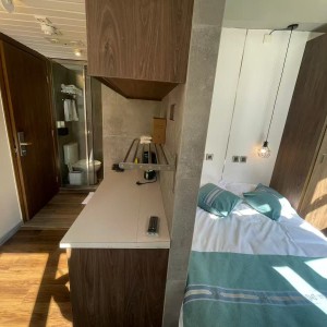 深水埗南昌街太子公馆弧形街景窗单人4号房，酒店式格局独卫单间，南昌站深水埗站步行10分，城大浸会乘巴士16分