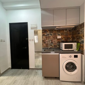 佐敦宝灵街11A号1楼D房studio-巴士+步行10分钟即达理工，纯步行1.1公里，最近地铁步行3分，配干湿分离卫浴