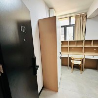 佐敦吴淞大厦2楼床位，可容纳54分，分区有客厅，佐敦站步行2分，楼下就有巴士站