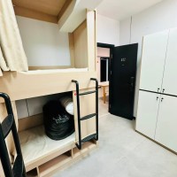 佐敦吴淞大厦2楼床位，可容纳54分，分区有客厅，佐敦站步行2分，楼下就有巴士站
