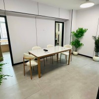 佐敦吴淞大厦2楼床位，可容纳54分，分区有客厅，佐敦站步行2分，楼下就有巴士站