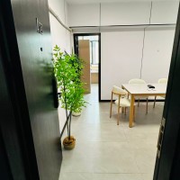 佐敦吴淞大厦2楼床位，可容纳54分，分区有客厅，佐敦站步行2分，楼下就有巴士站