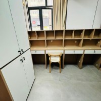 佐敦吴淞大厦2楼床位，可容纳54分，分区有客厅，佐敦站步行2分，楼下就有巴士站