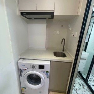 尖沙咀弥敦道美丽都大厦14室B房studio，尖沙咀站上盖，门口就有巴士站，理工1站地铁or步行，都会巴士通勤18分