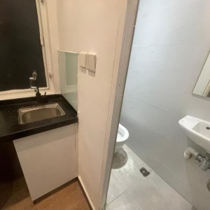 佐敦弥敦道金陵大厦9楼A室2号房-开放式studio，出门就是佐敦地铁站，理工步行+巴士7分钟即达，纯步行850米；都会地铁+步行22分钟到校，城大23分钟，浸会地铁+巴士25分钟