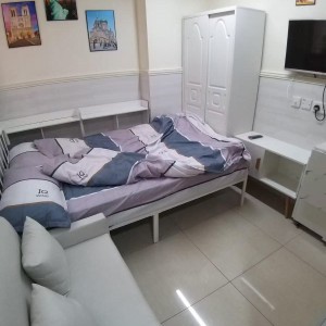 上环德辅道中277号101室studio，1分钟进上环站，楼下就有巴士站，港大2站直达总程10分，演艺学院通勤15分