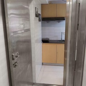 上环德辅道中277号101室studio，1分钟进上环站，楼下就有巴士站，港大2站直达总程10分，演艺学院通勤15分