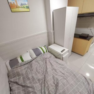 上环德辅道中277号106室studio，1分钟进上环站，楼下就有巴士站，港大2站直达总程10分，演艺学院通勤15分