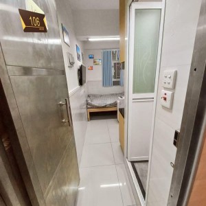 上环德辅道中277号106室studio，1分钟进上环站，楼下就有巴士站，港大2站直达总程10分，演艺学院通勤15分