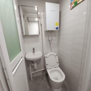 上环德辅道中277号106室studio，1分钟进上环站，楼下就有巴士站，港大2站直达总程10分，演艺学院通勤15分