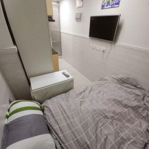 上环德辅道中277号106室studio，1分钟进上环站，楼下就有巴士站，港大2站直达总程10分，演艺学院通勤15分