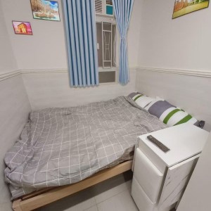 上环德辅道中277号106室studio，1分钟进上环站，楼下就有巴士站，港大2站直达总程10分，演艺学院通勤15分