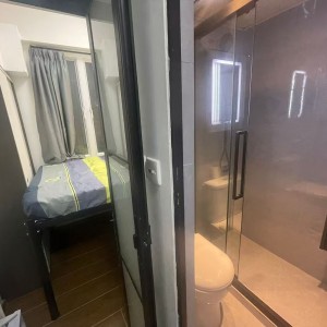 铜锣湾海宫大厦17楼一室一厅E1房，铜锣湾站步行2分，港大通勤18分地铁直达，演艺学院通勤10分，新装修干湿分离卫浴
