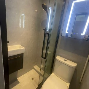 铜锣湾海宫大厦一室一厅E2房，铜锣湾站步行2分，港大通勤18分地铁直达，演艺学院通勤10分，新装修干湿分离卫浴